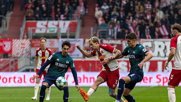 Der SSV Jahn (hier Sascha Hingerl) kam gegen den SV Wehen Wiesbaden nicht über ein 0:0 hinaus. Der SSV Jahn (hier Sascha Hingerl) kam gegen den SV Wehen Wiesbaden nicht über ein 0:0 hinaus.