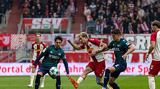 Der SSV Jahn (hier Sascha Hingerl) kam gegen den SV Wehen Wiesbaden nicht über ein 0:0 hinaus. Der SSV Jahn (hier Sascha Hingerl) kam gegen den SV Wehen Wiesbaden nicht über ein 0:0 hinaus.