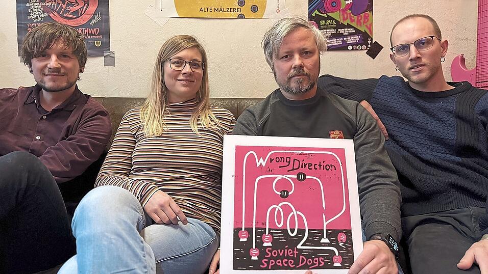 Vor f&uuml;nf Jahren haben Michael Kerscher (links) und Martin Oswald (Dritter von links) angefangen zu musizieren. Mit Susi M&uuml;ller (Zweite von links) und Michi Lorper bilden sie die Soviet Space Dogs.