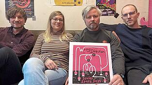 Vor fünf Jahren haben Michael Kerscher (links) und Martin Oswald (Dritter von links) angefangen zu musizieren. Mit Susi Müller (Zweite von links) und Michi Lorper bilden sie die Soviet Space Dogs. Vor fünf Jahren haben Michael Kerscher (links) und Martin Oswald (Dritter von links) angefangen zu musizieren. Mit Susi Müller (Zweite von links) und Michi Lorper bilden sie die Soviet Space Dogs.