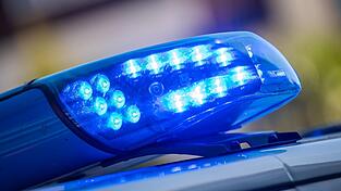 Die Polizei hat nach dem Überfall sofort nach dem unbekannten Täter gesucht. Die Polizei hat nach dem Überfall sofort nach dem unbekannten Täter gesucht.