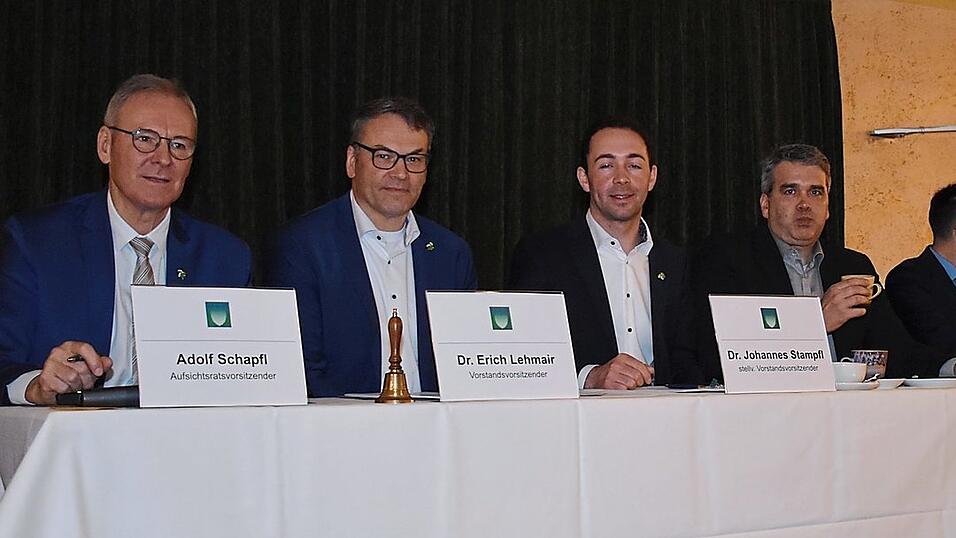 Die HVG ist gut ger&uuml;stet f&uuml;r den schwierigen Hopfenmarkt: (v.l.) Aufsichtsratsvorsitzender Adolf Schapfl, Vorstandsvorsitzender Erich Lehmair, die Vorstandsmitglieder Johannes Stampfl und Carlos Ruiz, Jens Glaser vom Genossenschaftsverband sowie die Vorstandsmitglieder Gudrun H&ouml;fter und Wolfgang Ruther.