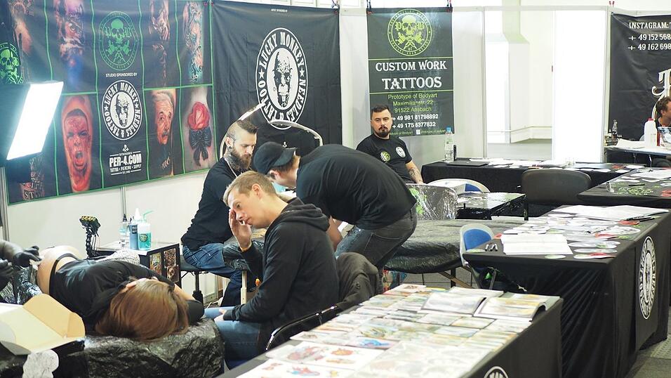 Rund 40 Aussteller und etwa 90 Tattoo-Künstler sind auf der Tattoo Convention in Straubing vertreten. Rund 40 Aussteller und etwa 90 Tattoo-Künstler sind auf der Tattoo Convention in Straubing vertreten.