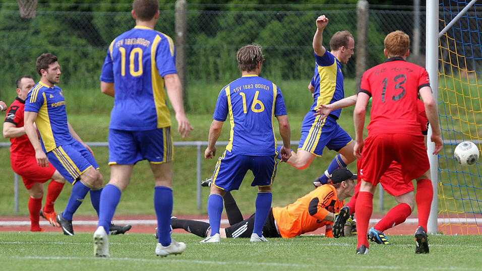 Der TSV Bogen versetzte dem Favoriten aus Affing in der Nachspielzeit den Lucky Punch und siegte mit 2:1 (Foto: Schindler). Der TSV Bogen versetzte dem Favoriten aus Affing in der Nachspielzeit den Lucky Punch und siegte mit 2:1 (Foto: Schindler).