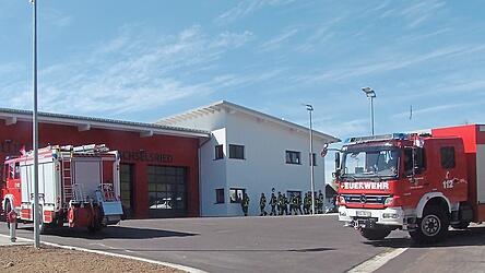 Mit Blaulicht und Sirenen wird das neue Domizil bezogen.