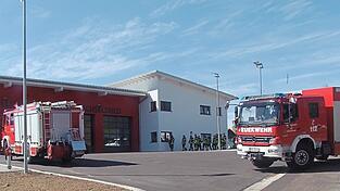 Mit Blaulicht und Sirenen wird das neue Domizil bezogen.