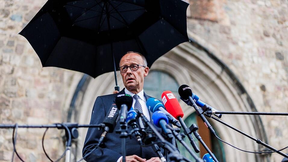 Bundeskanzler Friedrich Merz (CDU) rief dazu auf: «Lassen sie sich, lassen wir uns nicht einschüchtern.» Bundeskanzler Friedrich Merz (CDU) rief dazu auf: «Lassen sie sich, lassen wir uns nicht einschüchtern.»