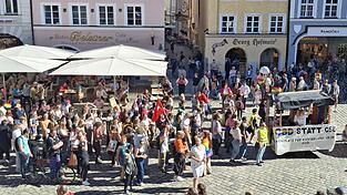 Dem Demozug führte vom Bismarckplatz durch die Altstadt zum Ländtorplatz. Dem Demozug führte vom Bismarckplatz durch die Altstadt zum Ländtorplatz.