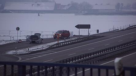 Am Morgen des 30. Januar stand der BMW der beiden Angeklagten noch immer an der A3 zwischen W&ouml;rth und Wiesent. Gegen 8.45 Uhr ersch&uuml;tterte die kontrollierte Detonation eines gefundenen Sprengsatzes die Umgebung.