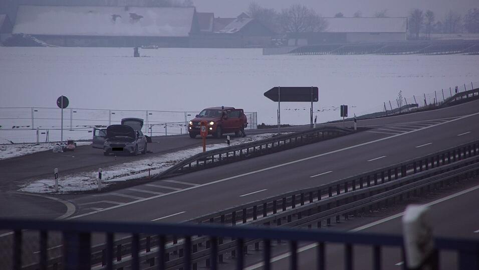 Am Morgen des 30. Januar stand der BMW der beiden Angeklagten noch immer an der A3 zwischen Wörth und Wiesent. Gegen 8.45 Uhr erschütterte die kontrollierte Detonation eines gefundenen Sprengsatzes die Umgebung. Am Morgen des 30. Januar stand der BMW der beiden Angeklagten noch immer an der A3 zwischen Wörth und Wiesent. Gegen 8.45 Uhr erschütterte die kontrollierte Detonation eines gefundenen Sprengsatzes die Umgebung.