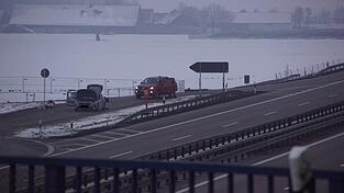 Am Morgen des 30. Januar stand der BMW der beiden Angeklagten noch immer an der A3 zwischen Wörth und Wiesent. Gegen 8.45 Uhr erschütterte die kontrollierte Detonation eines gefundenen Sprengsatzes die Umgebung. Am Morgen des 30. Januar stand der BMW der beiden Angeklagten noch immer an der A3 zwischen Wörth und Wiesent. Gegen 8.45 Uhr erschütterte die kontrollierte Detonation eines gefundenen Sprengsatzes die Umgebung.
