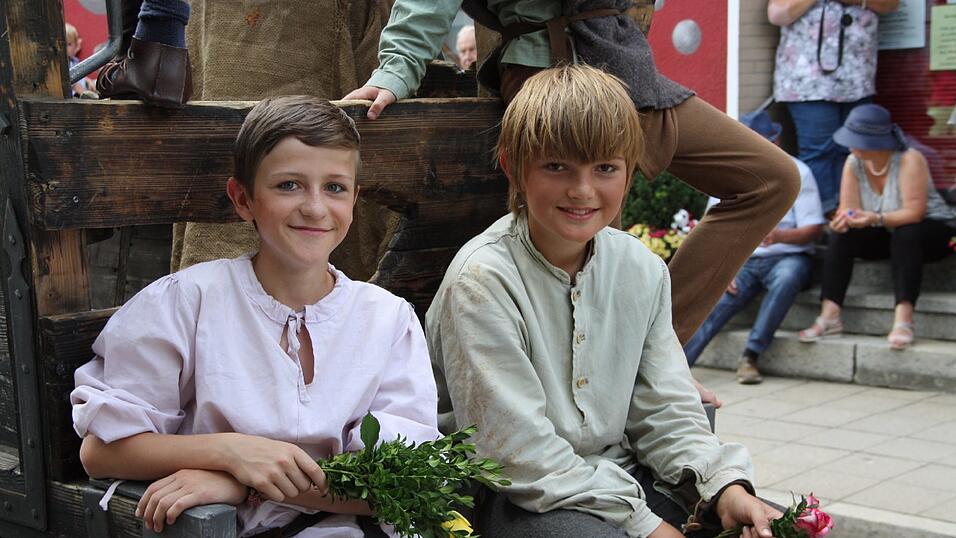 Die schönsten Augenblicke des historischen Drachenstich-Festzuges 2016. Die schönsten Augenblicke des historischen Drachenstich-Festzuges 2016.
