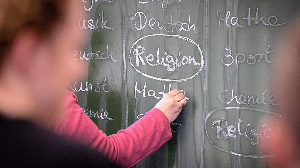 Für die große Mehrheit der Schüler am Joseph-von-Fraunhofer-Gymnasium ist Religion noch immer fester Bestandteil des Stundenplans. Je älter die Schüler werden, desto öfter entscheiden sie sich aber für Ethik. Für die große Mehrheit der Schüler am Joseph-von-Fraunhofer-Gymnasium ist Religion noch immer fester Bestandteil des Stundenplans. Je älter die Schüler werden, desto öfter entscheiden sie sich aber für Ethik.