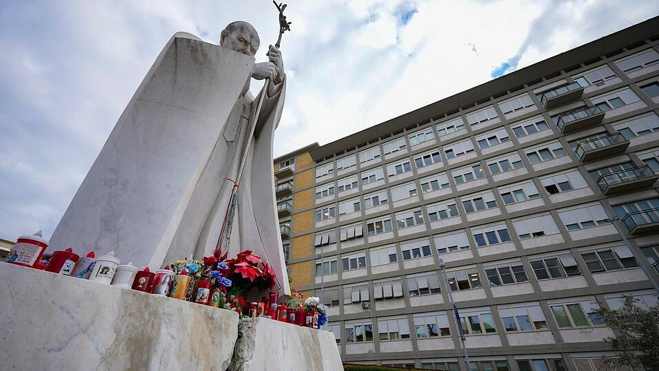 Papst Franziskus muss länger im Gemelli-Krankenhaus bleiben, wo auch schon sein Vorvorgänger Johannes Paul II. behandelt wurde. An den polnischen Papst erinnert dort heute ein Denkmal.