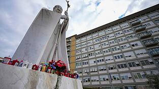Papst Franziskus muss länger im Gemelli-Krankenhaus bleiben, wo auch schon sein Vorvorgänger Johannes Paul II. behandelt wurde. An den polnischen Papst erinnert dort heute ein Denkmal.