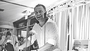 Helmut Sprenger am Mischpult. Helmut Sprenger am Mischpult.