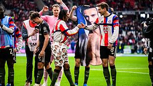 Serge Gnabry (m) sorgte für Erheiterung bei den Teamkollegen. Serge Gnabry (m) sorgte für Erheiterung bei den Teamkollegen.