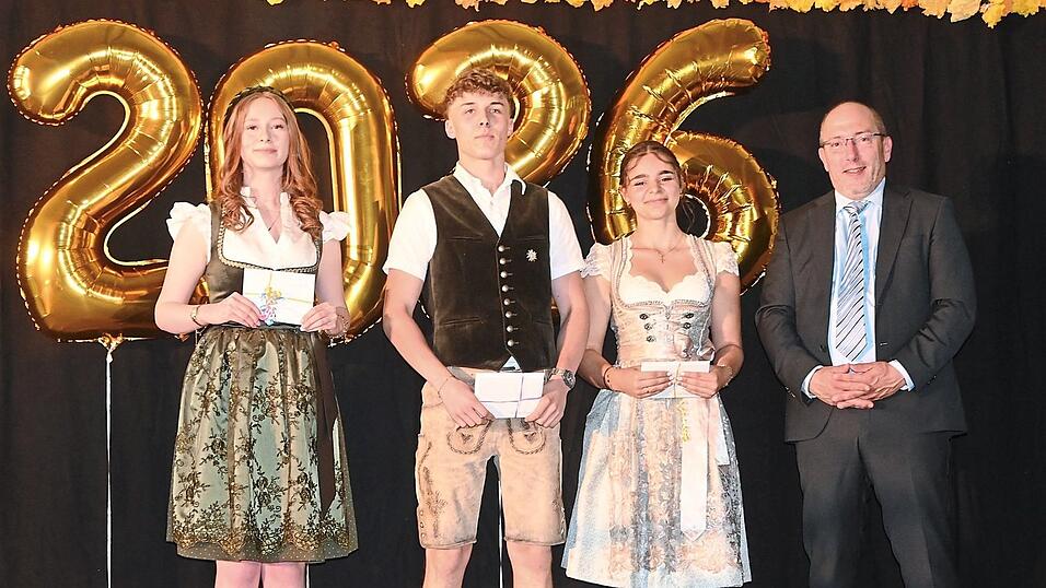Sie sind die Besten ihres Jahrgangs: Silvia B&auml;uml, Sebastian Ernstberger und Lena de Meulemeester mit Schulleiter Markus Bayerl (v.l.).