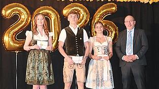 Sie sind die Besten ihres Jahrgangs: Silvia Bäuml, Sebastian Ernstberger und Lena de Meulemeester mit Schulleiter Markus Bayerl (v.l.). Sie sind die Besten ihres Jahrgangs: Silvia Bäuml, Sebastian Ernstberger und Lena de Meulemeester mit Schulleiter Markus Bayerl (v.l.).