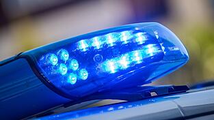 Der mutma&szlig;liche T&auml;ter lie&szlig; sich nach Eintreffen der Polizei widerstandslos festnehmen. (Symbolbild)