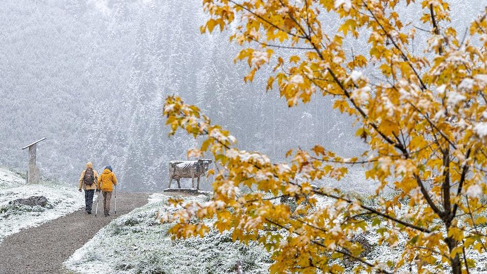 Die Schneefallgrenze liegt am Sonntag zunächst oberhalb von 2.500 Metern. Die Schneefallgrenze liegt am Sonntag zunächst oberhalb von 2.500 Metern.