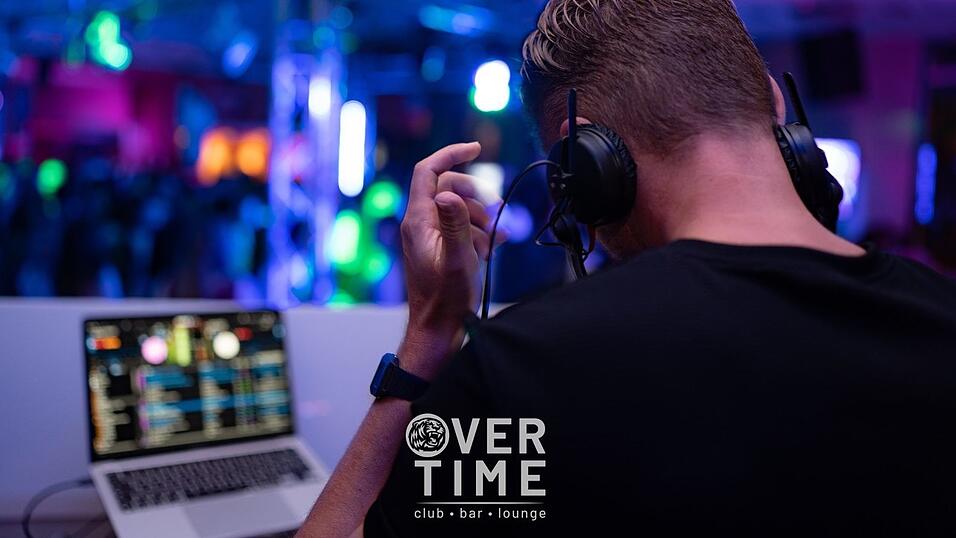 Auch am zweiten Volksfestfreitag schauten viele G&auml;ste im Overtime vorbei.