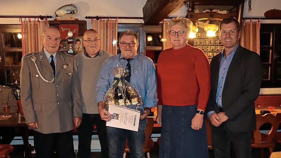 Franz Heitzer wurde f&uuml;r &uuml;ber 20 Jahre Vereinsf&uuml;hrung geehrt: (v. l.) Ehrenmitglied Klaus Kn&ouml;rich, Vize-Vorsitzender Siegfried Wagner, Vorsitzender Franz Heitzer, Kreisorganisationsleiterin Christiane Loferer und B&uuml;rgermeister Hans-J&uuml;rgen Fischer.