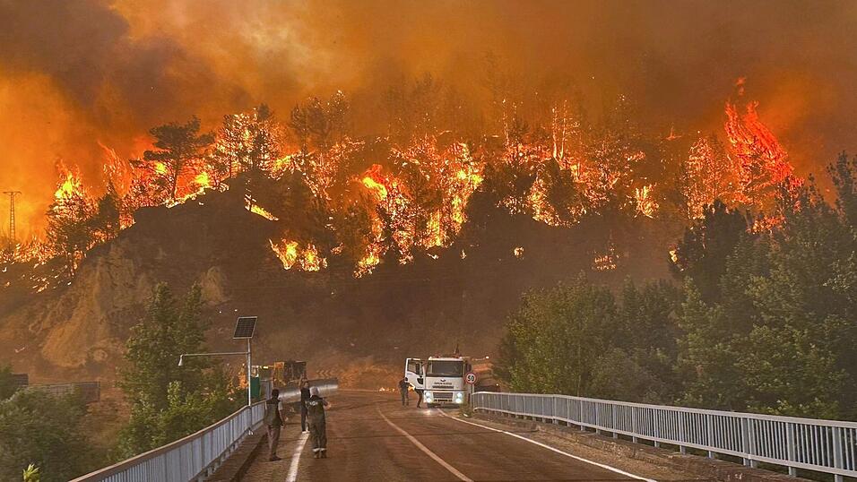 Ein Waldbrand wütet in einem Waldgebiet in der Nähe des Dorfes Cavuslar im Bezirk Karabuk im Nordwesten der Türkei