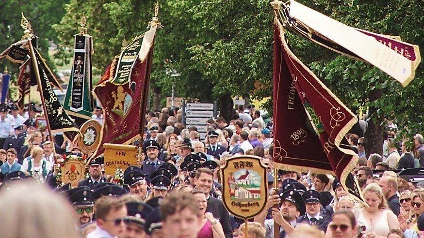 Feuerwehren aus den Landkreisen Regensburg, Cham und Straubing-Bogen beim großen Umzug am Sonntagnachmittag in der Bahnhofstraße. Feuerwehren aus den Landkreisen Regensburg, Cham und Straubing-Bogen beim großen Umzug am Sonntagnachmittag in der Bahnhofstraße.