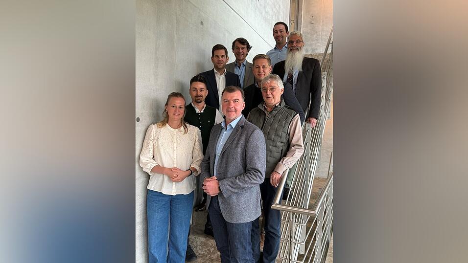 Der neue Vorstand des DHWV mit Stephan Schinagl und Barbara Berger an der Spitze (vorne), Martin Biendl und Fritz Briem jun. (zweite Reihe), Florian Perschel und DHWV-Gesch&auml;ftsf&uuml;hrer Korbinian Meier, Frank Braun und Thomas Kastner sowie Johannes Stampfl (hinten).