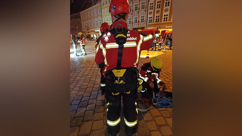 Mit Drehleiter und Spezialausrüstung stiegen Feuerwehr und Polizei zu dem Mann auf dem Dach der Martinskirche auf.