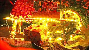 Beim Adventsmarkt wurde festlich dekoriert. Beim Adventsmarkt wurde festlich dekoriert.