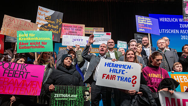 Hubert Aiwanger (M,Freie W&auml;hler), Bayerischer Wirtschaftsminister und stellvertretender Ministerpr&auml;sident, steht beim politischen Aschermittwoch der Freien W&auml;hler in der Stadthalle zwischen Hebammen. +++ dpa-Bildfunk +++