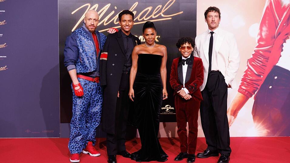 Der Cast vom Biopic &laquo;Michael&raquo; mit Jaafar Jackson (2. v. l.) kam zur internationalen Premiere in Berlin.