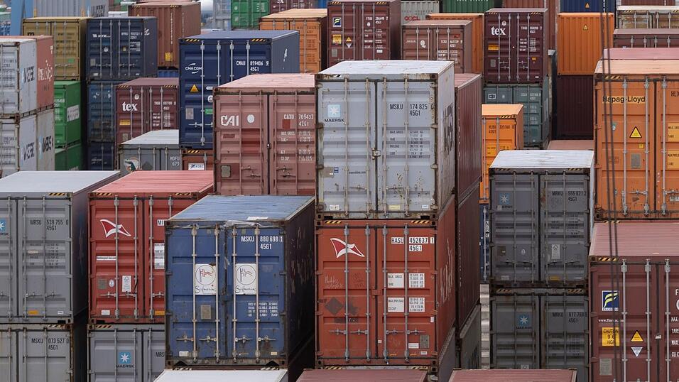 Zwei solcher Schiffscontainer standen in Mittelfranken in Flammen. (Symbolbild) Zwei solcher Schiffscontainer standen in Mittelfranken in Flammen. (Symbolbild)