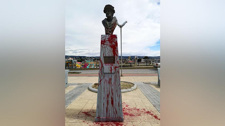 Diese Büste Magellans in Punta Arenas wurde als Anspielung auf das Blut, das während der Proteste in Chile vergossen wurde, rot beschmiert. Diese Büste Magellans in Punta Arenas wurde als Anspielung auf das Blut, das während der Proteste in Chile vergossen wurde, rot beschmiert.