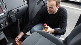 Gegen schlechte Gerüche kann man Essig und Wasser im Verhältnis eins zu eins in Schalen im Auto verteilen. Gegen schlechte Gerüche kann man Essig und Wasser im Verhältnis eins zu eins in Schalen im Auto verteilen.