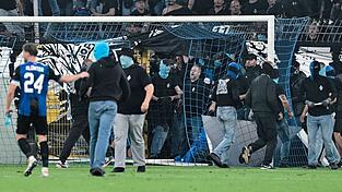 Waldhof-Fans stürmen auf das Feld. Waldhof-Fans stürmen auf das Feld.