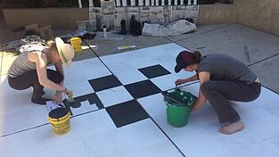 Neben der Arbeit in der Schule gab es auch Projekte, wie etwa den Bau eines Schachbretts.