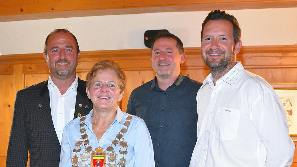 Die neue Sch&uuml;tzenk&ouml;nigin Helga Pagelsen mit Sch&uuml;tzenmeister Gerhard Scheubeck, zweitem Kassier Helmut Scheubeck und zweitem Sch&uuml;tzenmeister Stefan Fertl (v.l.).
