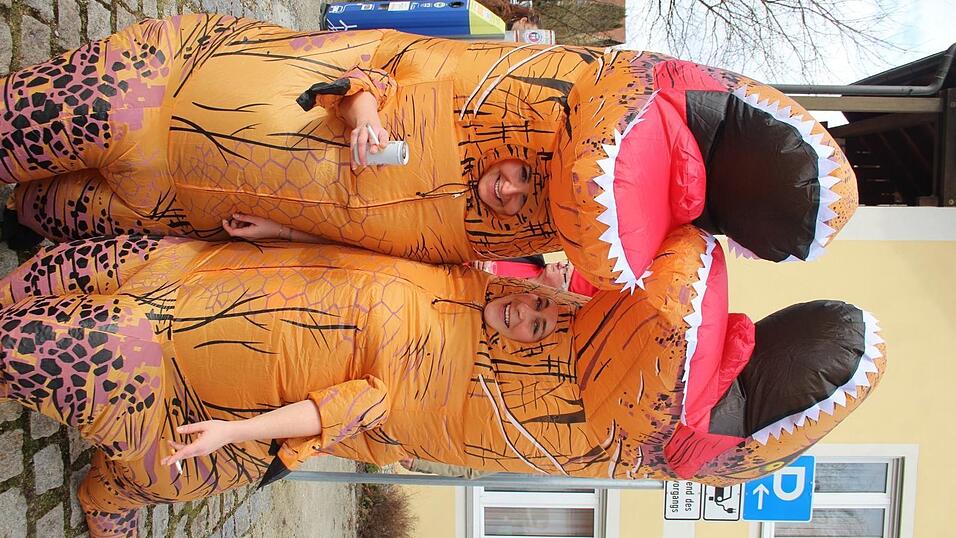 Viele Faschings-Fans haben sich am Samstag den Umzug in Langenbach angesehen. Viele Faschings-Fans haben sich am Samstag den Umzug in Langenbach angesehen.
