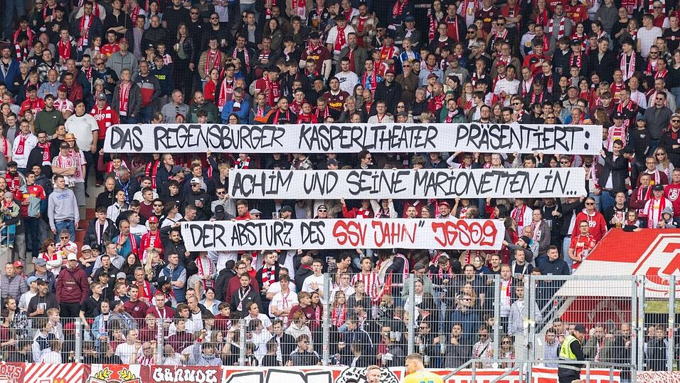 Regensburger Fans tun ihren Unmut kund. Regensburger Fans tun ihren Unmut kund.