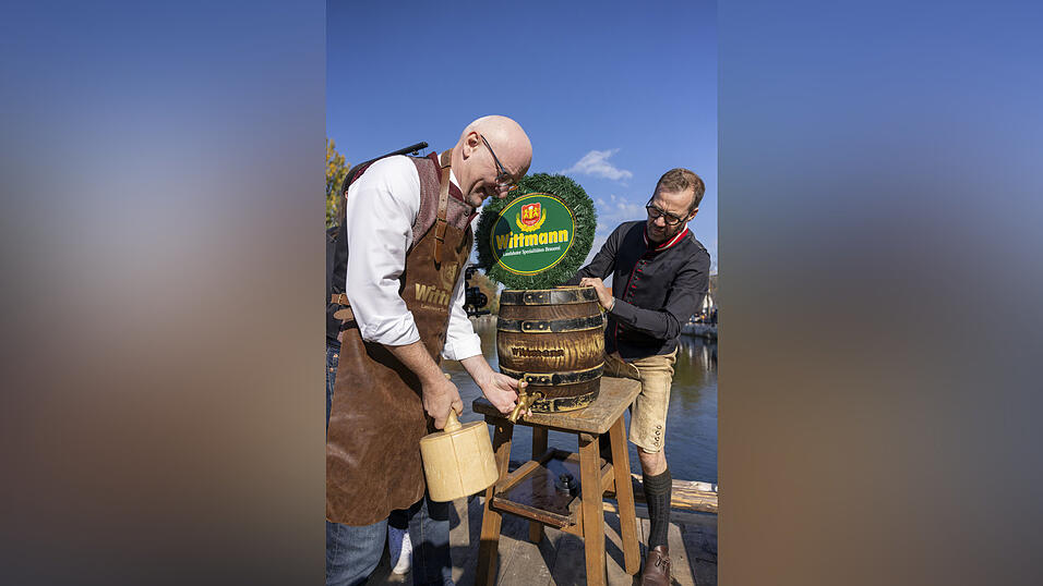 Noch vor Beginn der Stunts zapfte Landshuts Oberbürgermeister Alexander Putz ein Bierfaß an.