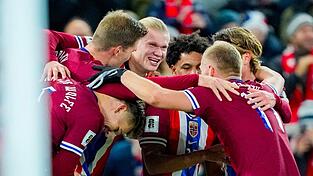 Erling Haaland (M.) erzielte seine Quali-Treffer 13 und 14.