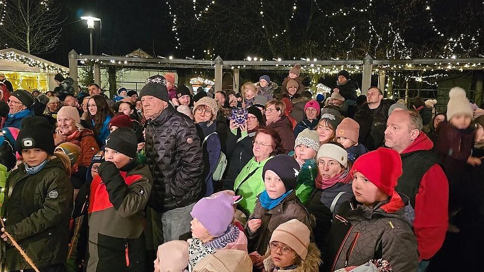 Groß und Klein wartete am Christkindlmarkt im Stadtpark gespannt auf den Nikolaus. Groß und Klein wartete am Christkindlmarkt im Stadtpark gespannt auf den Nikolaus.