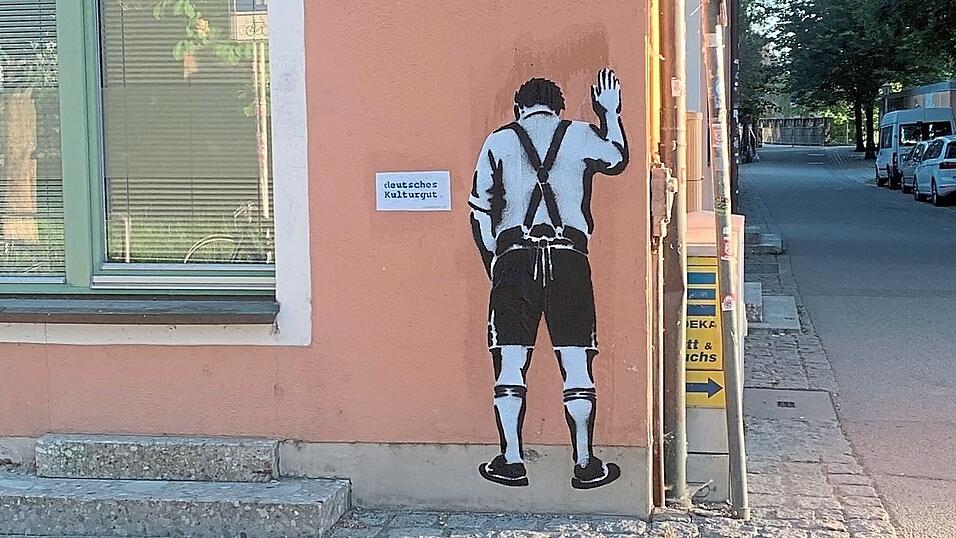 An mehreren Stellen im Stadtgebiet haben die Kunst-Aktivisten „Wildpinkler“ hinterlassen. An mehreren Stellen im Stadtgebiet haben die Kunst-Aktivisten „Wildpinkler“ hinterlassen.