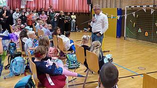 J&uuml;rgen K&ouml;lbl von der Grundschule Altstadt begr&uuml;&szlig;te die Kinder.