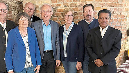 Die Vorstandschaft des Fördervereins Bruno Wagner, Gabriele Kaltenecker, Herbert Dorfner, Vorsitzender Horst Plass, Rosa Obermeier mit Bürgermeister Hans Kienberger und Pfarrer Pater Stephan (von links) bei der Feier im Bräuhaus Gossersdorf