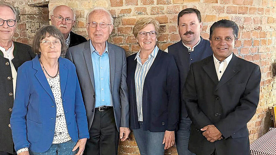 Die Vorstandschaft des Fördervereins Bruno Wagner, Gabriele Kaltenecker, Herbert Dorfner, Vorsitzender Horst Plass, Rosa Obermeier mit Bürgermeister Hans Kienberger und Pfarrer Pater Stephan (von links) bei der Feier im Bräuhaus Gossersdorf Die Vorstandschaft des Fördervereins Bruno Wagner, Gabriele Kaltenecker, Herbert Dorfner, Vorsitzender Horst Plass, Rosa Obermeier mit Bürgermeister Hans Kienberger und Pfarrer Pater Stephan (von links) bei der Feier im Bräuhaus Gossersdorf