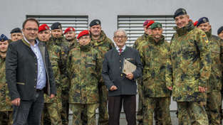 Leo Hackenspiel inmitten „seiner“ Soldaten zusammen mit Brigadegeneral Axel Hardt (rechts vorne) und Bürgermeister Martin Stoiber (links)